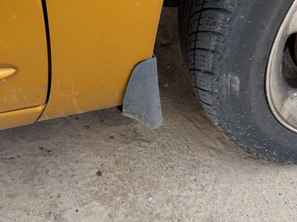2001-2010 Chrysler Pt Cruiser Passenger Right Moulding From Fender Oem Mud Flap — photo 2
