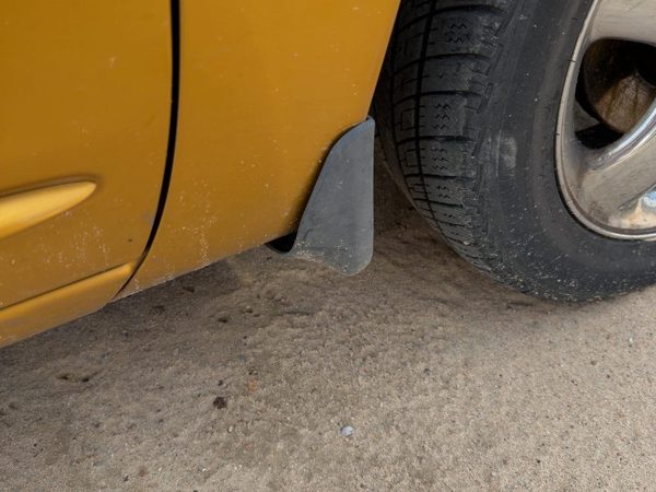 2001-2010 Chrysler Pt Cruiser Passenger Right Moulding From Fender Oem Mud Flap — photo 1