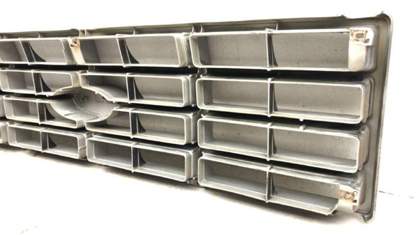 1982-1986 Ford F150 Front Grille Assembly Oem E3Tz8200G Bronco E3Tz8200G — photo 14