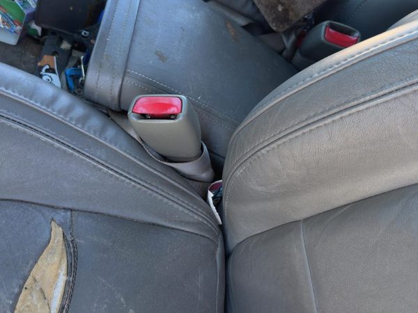2005 Cadillac Deville Front Seat Belt LH Gray 142 — photo 2