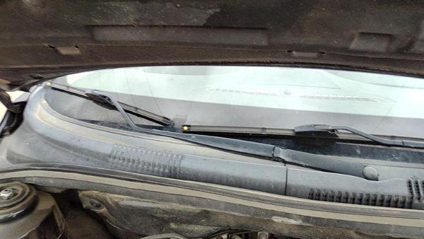 2011 Passenger Right Windshield Wiper Arm OEM Blade Lever — photo 1