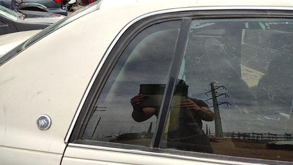 91-96 Park Ave Passenger Right Rear Vent Window Back Door Glass With Frame Oem — photo 1