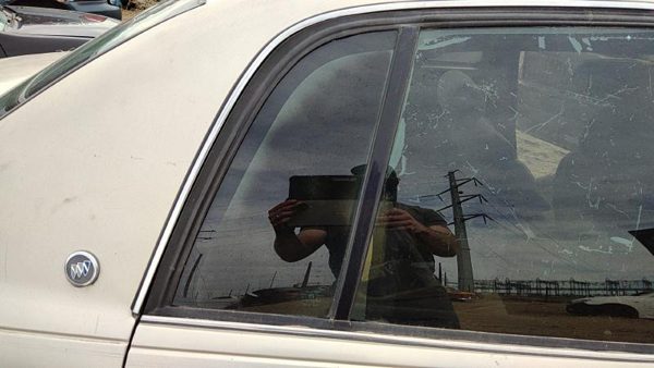91-96 Park Ave Passenger Right Rear Vent Window Back Door Glass With Frame Oem — photo 2