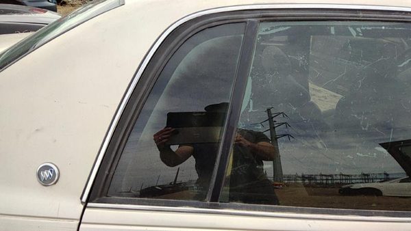 91-96 Park Ave Passenger Right Rear Vent Window Back Door Glass With Frame Oem — photo 3