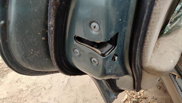 2000-2004 Legacy Outback Driver Left Rear Door Latch With Rods/Cables Oem Back — photo 2