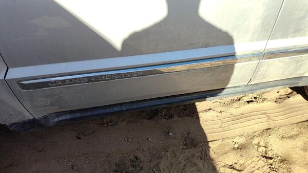 05-10 Jeep Grand Cherokee Driver Left Front Moulding From Door Oem Trim Strip — photo 1