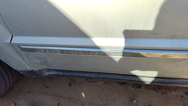 05-10 Jeep Grand Cherokee Driver Left Front Moulding From Door Oem Trim Strip — photo 2