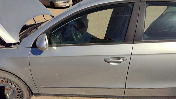 2007 Volkswagen Passat Front Door LH 8e8e Reflex Silver 3C4831055L — photo 1
