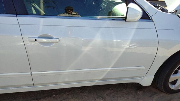 2007 Nissan Altima Front Door RH White QX3 — photo 1