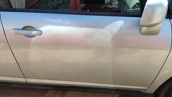 2010 Nissan Versa Front Door RH Silver K23 — photo 1