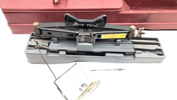 1990 Chevy Silverado 1500 Jack Tool Kit Set Assembly With Tray Spare Oem — photo 2