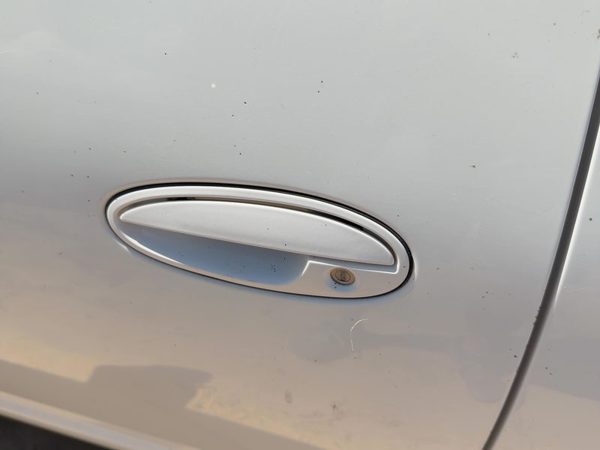 2000-2007 Chevy Monte Carlo Driver Left Front Outside Door Handle Oem White 40U — photo 3