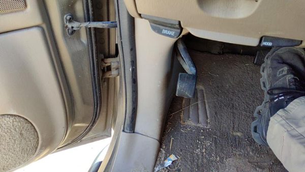 2000-2002 Ford Expedition Driver Left Lower Kick Trim Panel Oem Tan Fh — photo 2