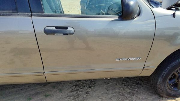2005 Ford Explorer Front Door RH Gold Tk — photo 3