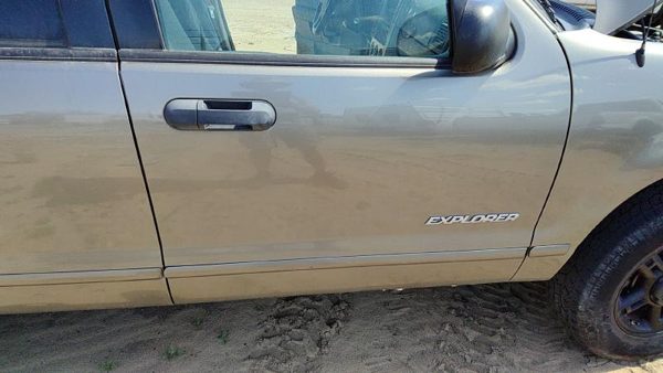 2005 Ford Explorer Front Door RH Gold Tk — photo 4