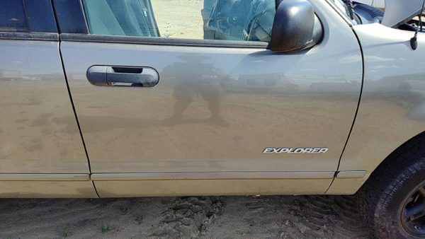 2005 Ford Explorer Front Door RH Gold Tk — photo 2