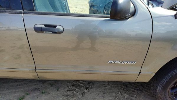 2005 Ford Explorer Front Door RH Gold Tk — photo 1