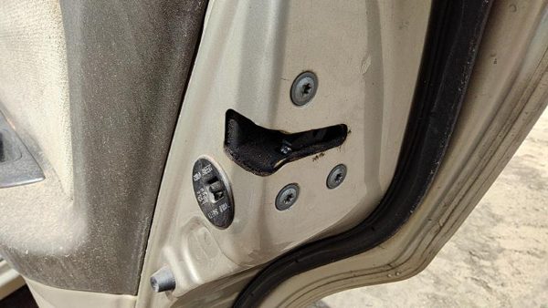 00-03 Nissan Maxima Passenger Right Rear Door Latch With Rods/Cables Oem Back — photo 1