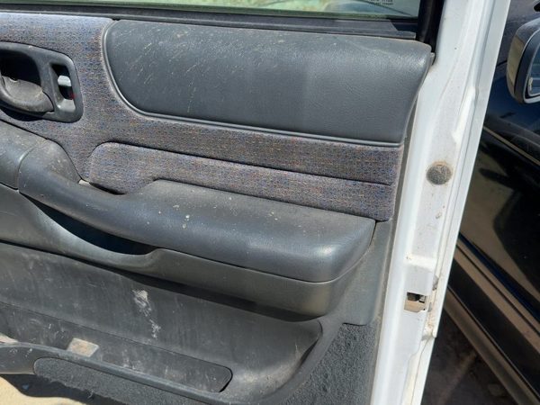 1998-2005 Chevy S10 Blazer Passenger Right Front Door Trim Panel Graphite 12H — photo 4