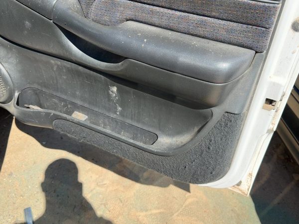1998-2005 Chevy S10 Blazer Passenger Right Front Door Trim Panel Graphite 12H — photo 3