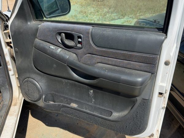 1998-2005 Chevy S10 Blazer Passenger Right Front Door Trim Panel Graphite 12H — photo 1