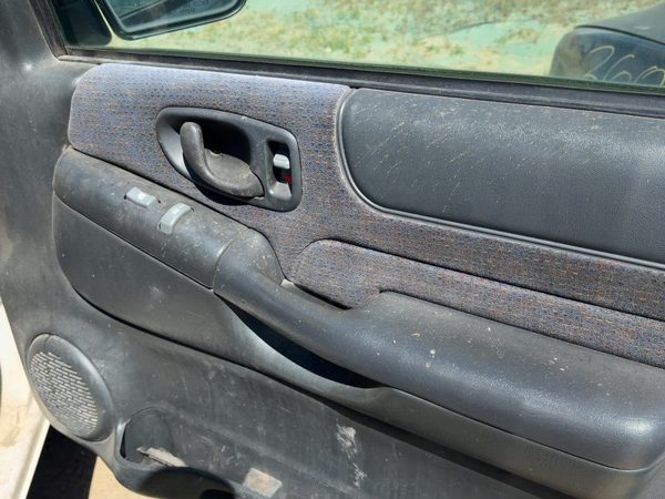 1998-2005 Chevy S10 Blazer Passenger Right Front Door Trim Panel Graphite 12H — photo 6