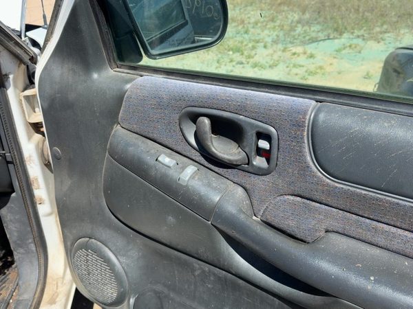 1998-2005 Chevy S10 Blazer Passenger Right Front Door Trim Panel Graphite 12H — photo 7