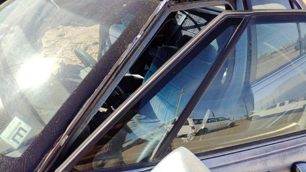 92-99 Buick Lesabre Driver Left Front Vent Window Small Door Glass With Frame — photo 3