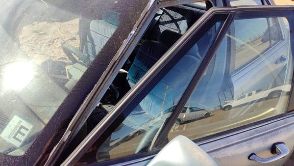 92-99 Buick Lesabre Driver Left Front Vent Window Small Door Glass With Frame — photo 4
