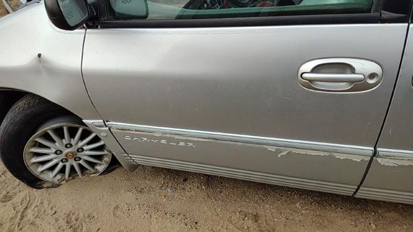 2000 Chrysler Town Front Door LH Silver — photo 3
