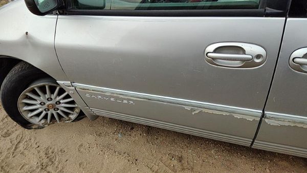 2000 Chrysler Town Front Door LH Silver — photo 2