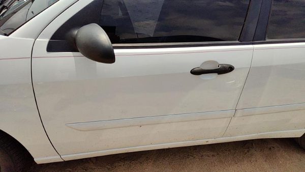 2000 Ford Focus Front Door LH White Yz — photo 4