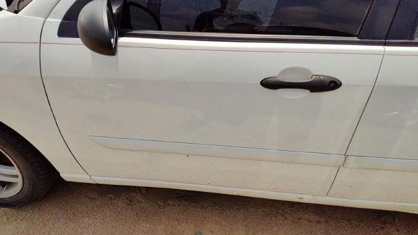 2000 Ford Focus Front Door LH White Yz — photo 6