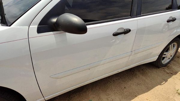 2000 Ford Focus Front Door LH White Yz — photo 1
