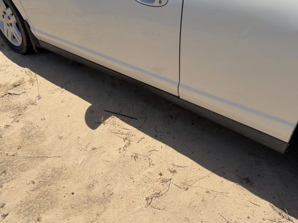 00-07 Monte Carlo Driver Left Lower Rocker Panel Moulding — photo 1