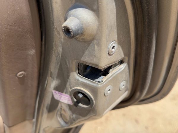 1997-2001 Toyota Camry Passenger Right Rear Door Latch With Rods/Cables Oem Back — photo 4
