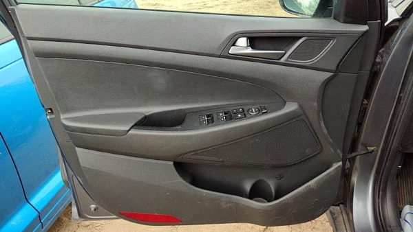 16-18 Hyundai Tucson Driver Left Front Inside Door Trim Panel Only Oem Black Try — photo 1