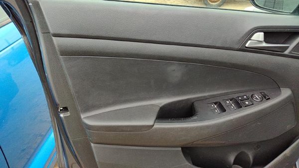 16-18 Hyundai Tucson Driver Left Front Inside Door Trim Panel Only Oem Black Try — photo 2