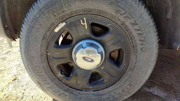 2005 Ford Explorer Wheel 4 — photo 1