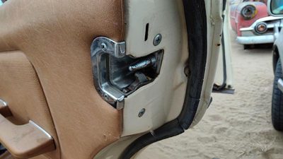 79-85 Mercedes 300Td Passenger Right Rear Door Latch With Rods/Cables Oem Back