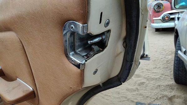 79-85 Mercedes 300Td Passenger Right Rear Door Latch With Rods/Cables Oem Back — photo 2
