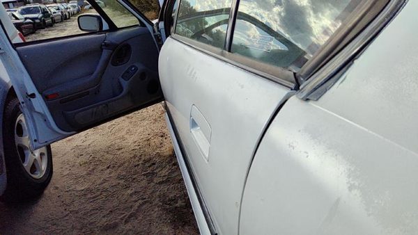 1994 Pontiac Bonneville Rear Door LH White — photo 3