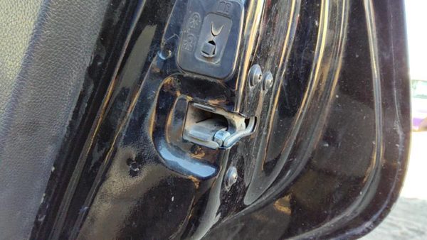2002-2009 Ford Expedition Passenger Right Rear Door Latch With Rods/Cables Back — photo 2