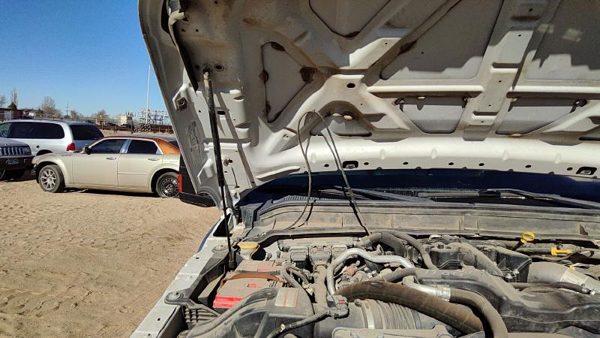 2015 Ford F250 Hood Hinge RH — photo 2