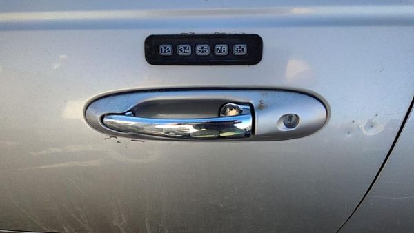 2003-2011 Lincoln Town Car Driver Left Front Outside Door Handle Oem Silver — photo 2