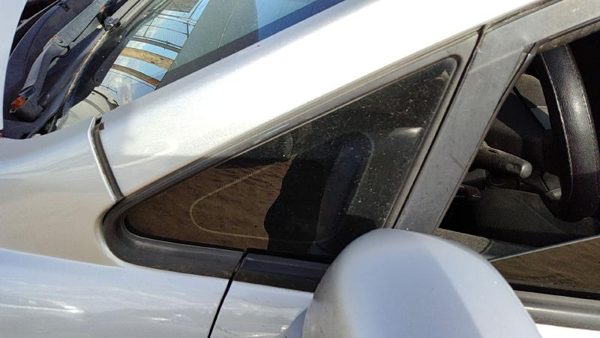 2007-2011 Nissan Versa Driver Left Front Vent Window Side Glass Oem 76821Ed500 — photo 1