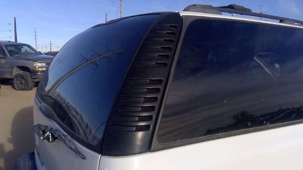 00-06 Chevy Suburban Passenger Right Rear Moulding On Quarter Panel Oem — photo 1