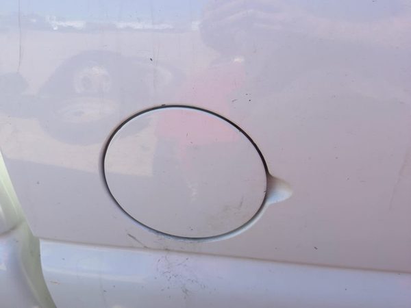 99-07 Silverado 2500 Fuel Tank Door With Hinge Gas Lid Oem Filler White 50U — photo 2