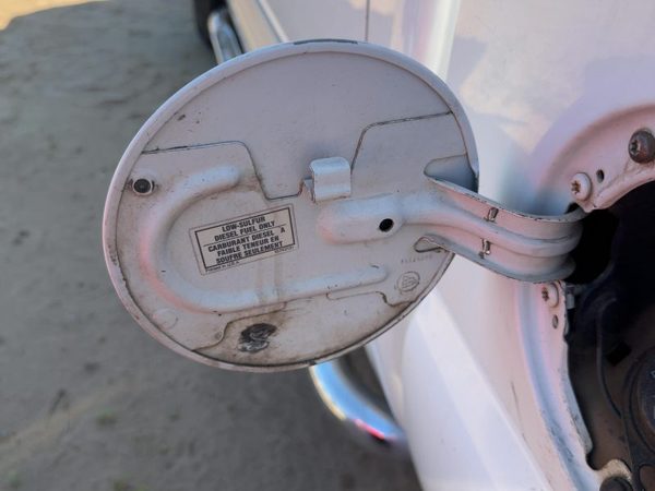 99-07 Silverado 2500 Fuel Tank Door With Hinge Gas Lid Oem Filler White 50U — photo 4