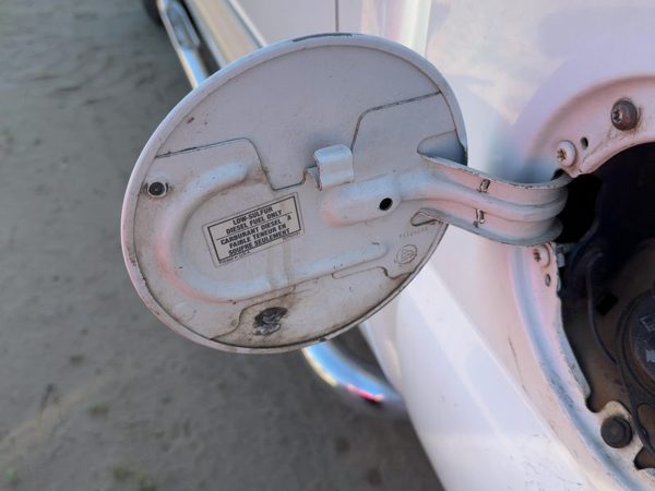 99-07 Silverado 2500 Fuel Tank Door With Hinge Gas Lid Oem Filler White 50U — photo 3